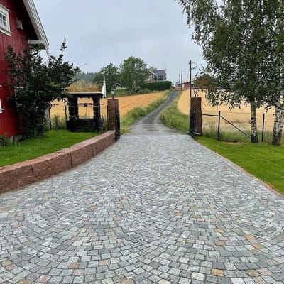 Brostein i bue- og sirkelmønster