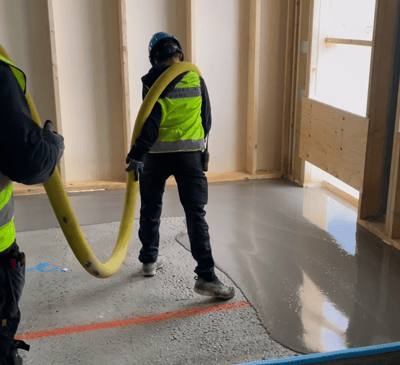 Stabilt gulv med sementbasert avrettingsmasse.