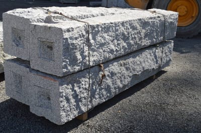 Granitt Portstolpe med hull for lys 30×30×200 cm